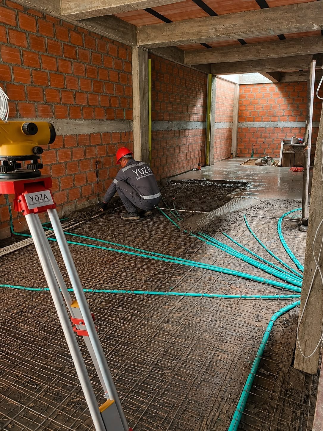 Técnico de YOZA S.A.S. trabajando en obra